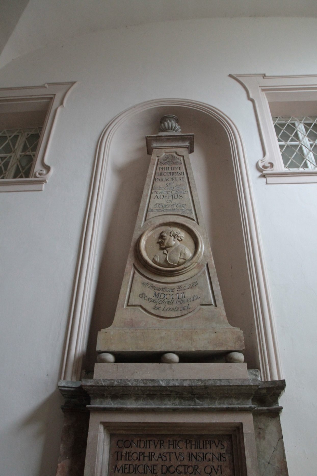 Paracelsus' tomb, Salzburg - 03.JPG
